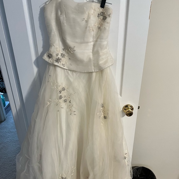 Wedding gown or  Prom/ ball gown cream tulle with beaded flower  embellishments - Picture 1 of 7